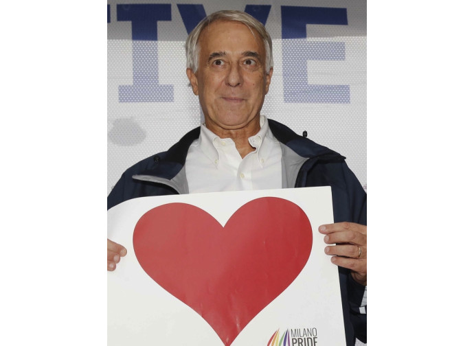 Il sindaco di Milano Giuliano Pisapia al Gay Pride