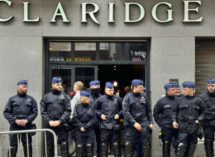 Bruxelles, polizia davanti la sede della conferenza NatCon (La Presse)