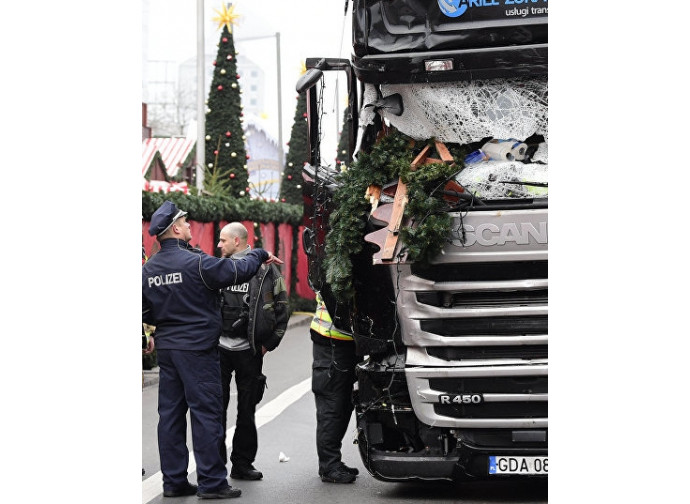 Polizia tedesca ispeziona il camion dell'attentato a Berlino