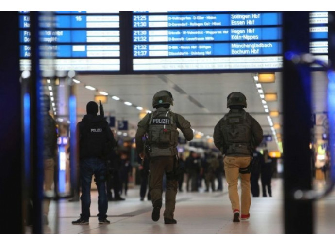 Polizia tedesca alla stazione di Dusseldorf