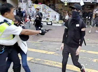 Hong Kong: scontro brutale, il popolo è contro la polizia
