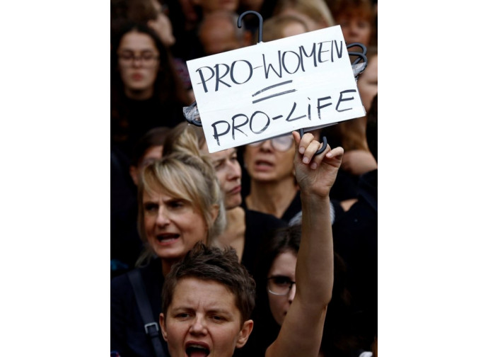 Varsavia, manifestazione contro la legge sull'aborto