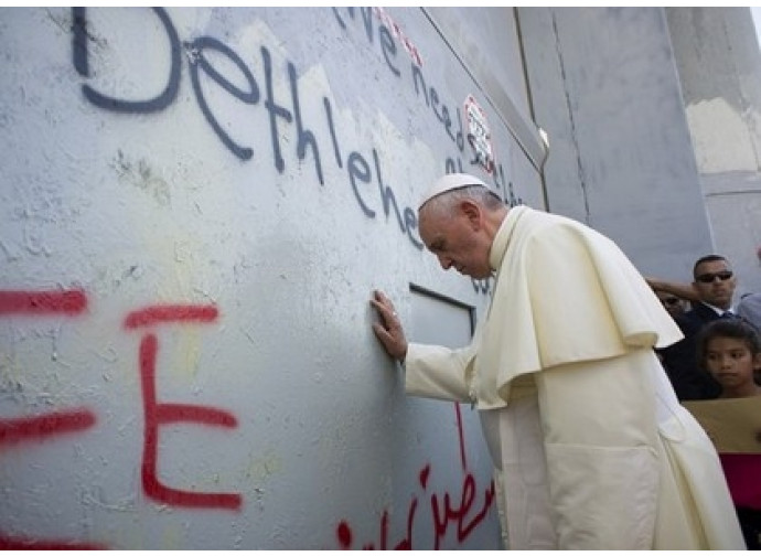 Papa Francesco prega davanti al muro di Betlemme