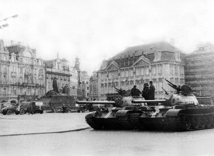 Praga 1968, carri sovietici in Piazza Venceslao