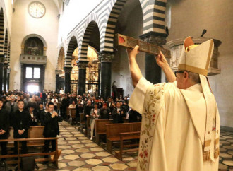 Prato: i cinesi in preghiera davanti alla Sacra Cintola