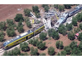 Tragedia ferroviaria in Puglia: decine di morti
E parte la solita ricerca di un capro espiatorio
