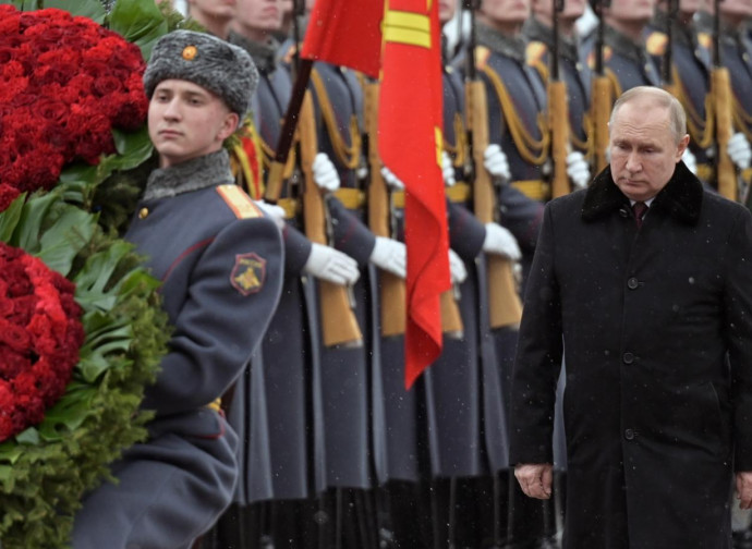 Vladimir Putin alla tomba del milite ignoto nella Festa dei Difensori della Patria