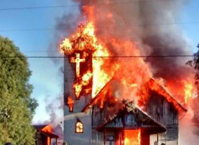 Chiesa incendiata