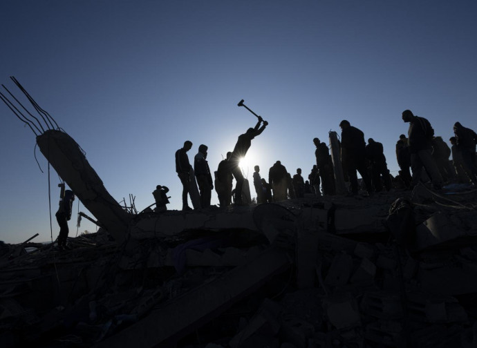 Rafah, si scava tra le macerie (La Presse)