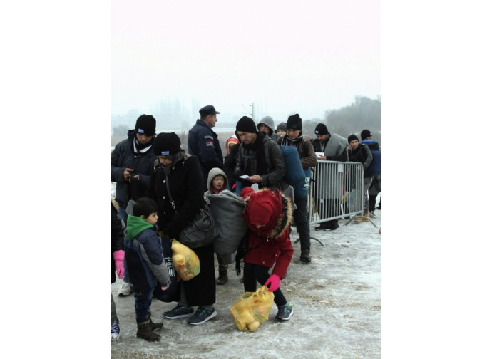 Migranti al confine con la Serbia