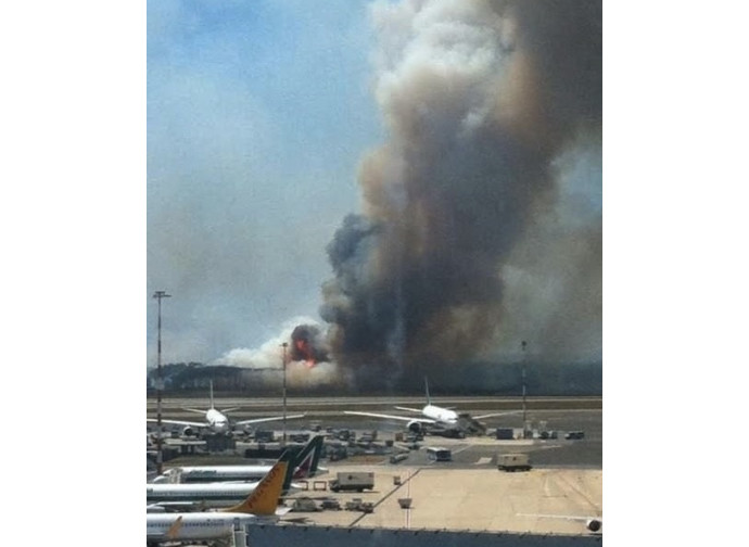 Le fiamme assediano l'aeroporto di Fiumicino