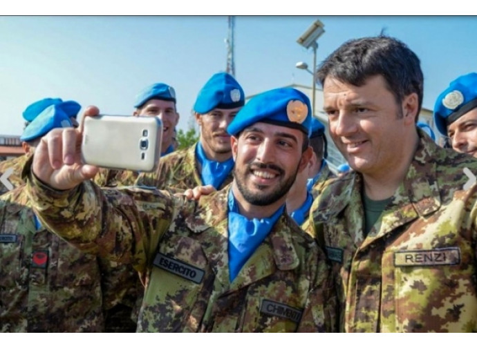 Il premier Matteo Renzi tra i nostri militari in Libano