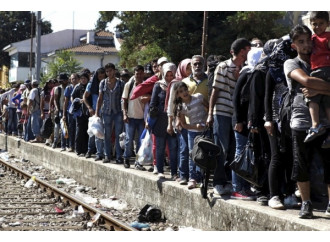 Migranti in fuga dalle guerre e dalla fame: le due  facce di una crisi che l’Europa non vuole affrontare
