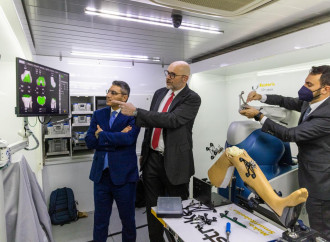 Presentazione di un robot ortopedico a Torino (La Presse)