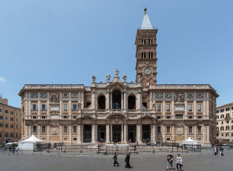 46enne irrompe a Santa Maria Maggiore armato di frangivetro