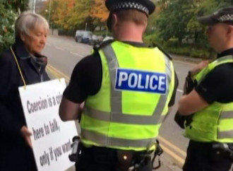 Vergogna Scozia: arrestata e maltrattata pro-life 75enne