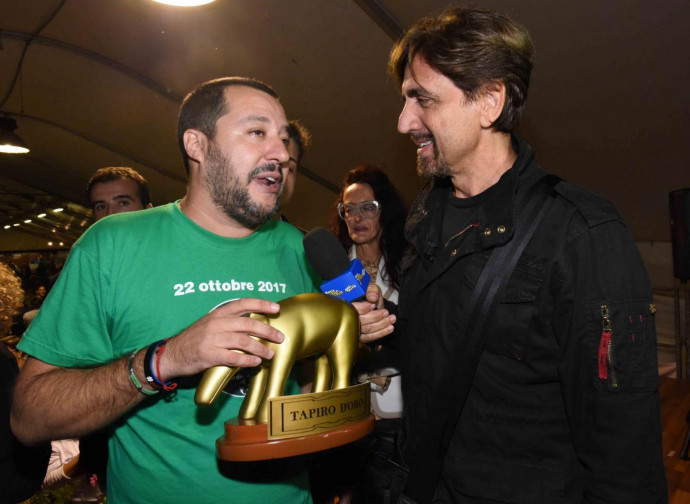 Salvini che riceve un Tapiro d'oro (La Presse)