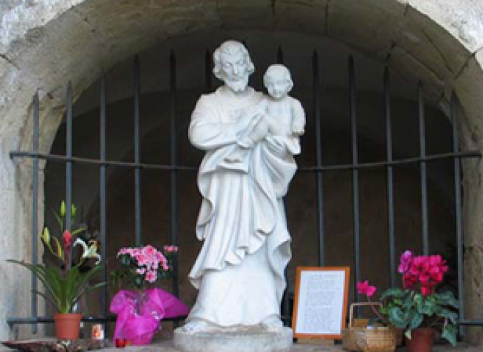 Statua di san Giuseppe con Gesù Bambino (foto dal sito del Santuario di Cotignac)