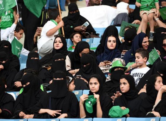 Donne saudite allo stadio
