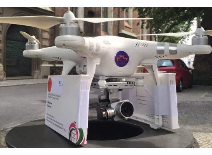 Il drone con le scatole di pillole abortive pronto al decollo