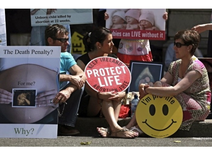 Manifestazione in Irlanda contro la legge sull'aborto