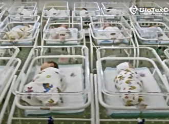 Lo scandalo dei bimbi dell'utero in affitto bloccati in Ucraina