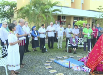 I tre cardinali benedicono i culti di maya, Pachamama e dio Sole