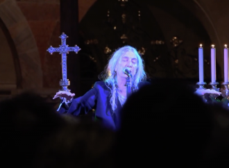 Patti Smith canta in Duomo, la carità pelosa di vescovi