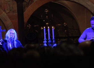Patti Smith canta in Duomo, la carità pelosa di vescovi