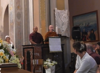 Funerale buddista in chiesa nel silenzio della diocesi di Como