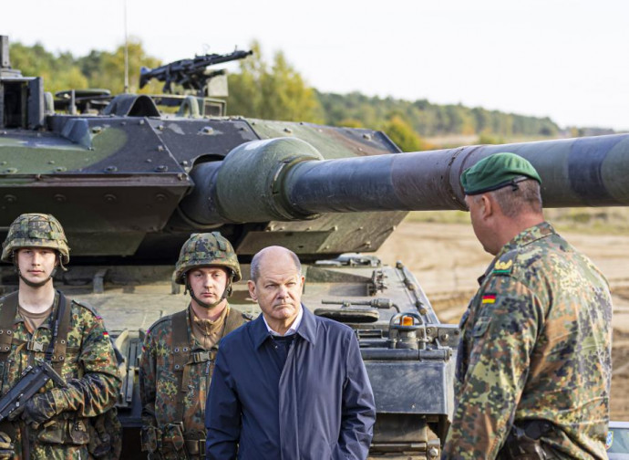 Olaf Scholz ispeziona un Leopard2