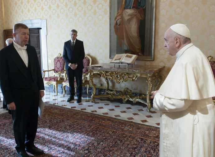 L'ambasciatore Raphael Schutz e Papa Francesco (La Presse)