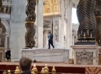 Vandalismo sull'altare di San Pietro