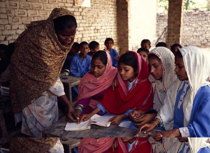 Bambine in una scuola informale in Pakistan