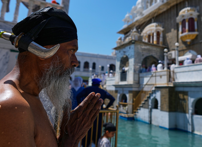 Un sikh con il kirpan portato sul turbante (AP)