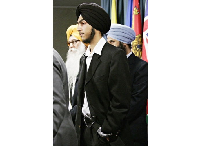 Un sikh con kirpan alla cintola