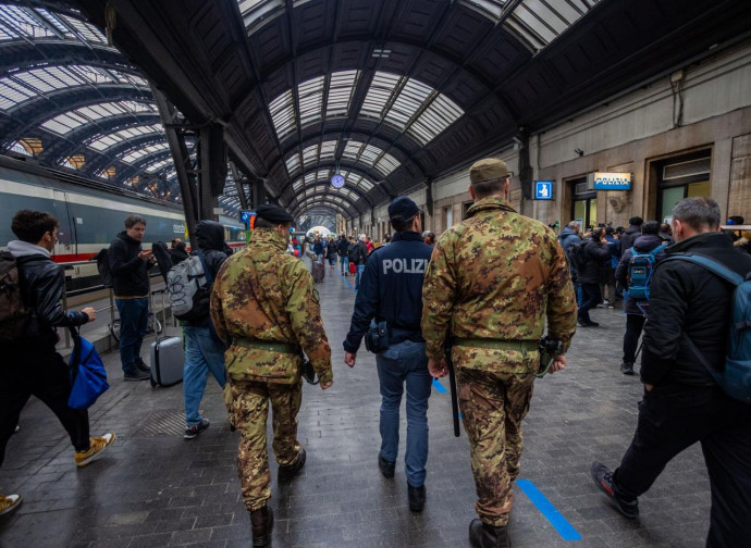 Polizia ed esercito pattugliano la Stazione Centrale di Milano (La Presse)