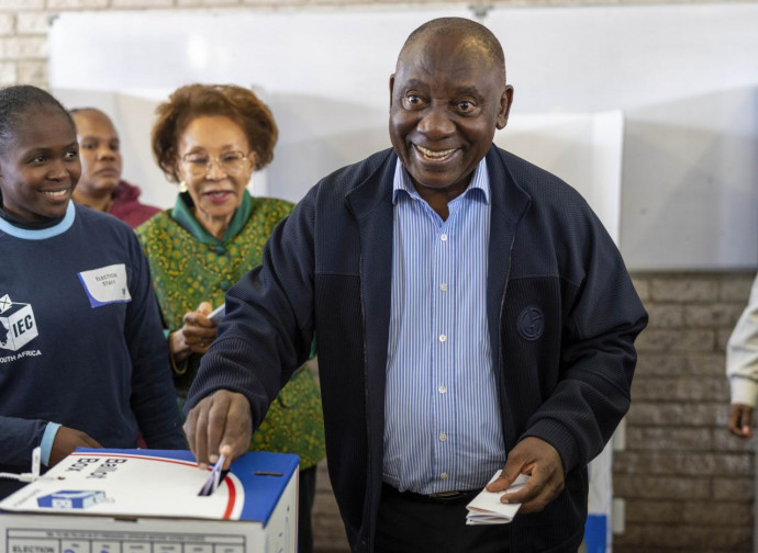 Sudafrica, il presidente Cyril Ramaphosa al voto (La Presse)