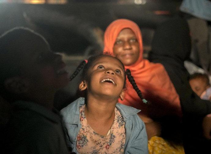 Sudan, bambini in attesa di evacuazione