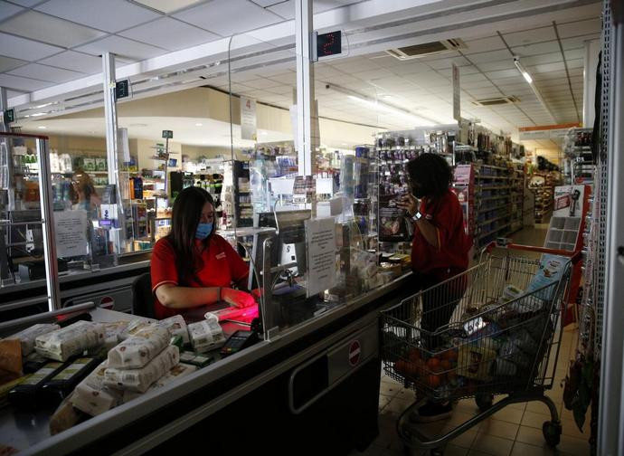 Supermercati abbassano le luci per risparmiare