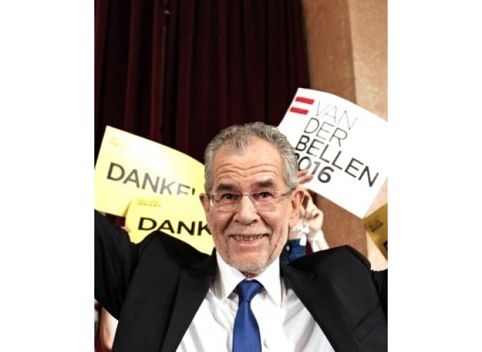 Il candidato dei Verdi Alexander Van der Bellen vincitore alle elezioni