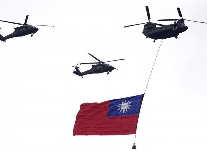 Elicotteri portano la bandiera di Taiwan (La Presse)
