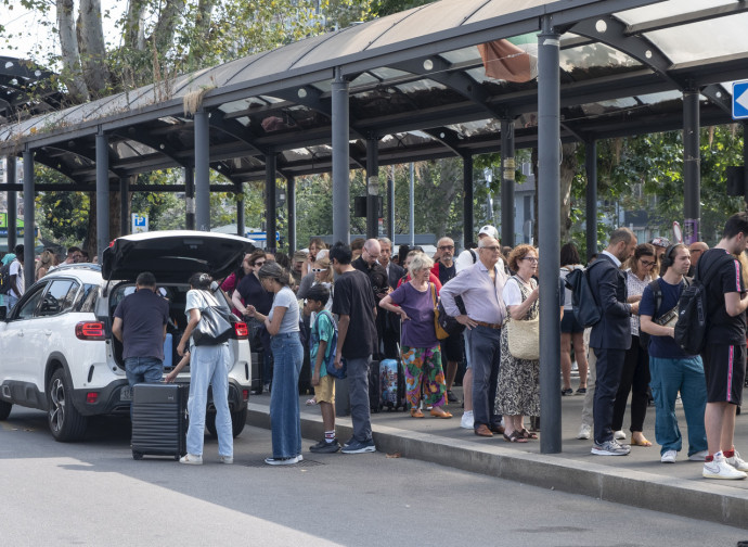 Coda per i taxi alla Stazione Centrale di Milano (La Presse)
