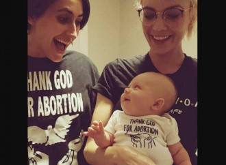 "Grazie Dio per l’aborto". La T-shirt di due lesbiche