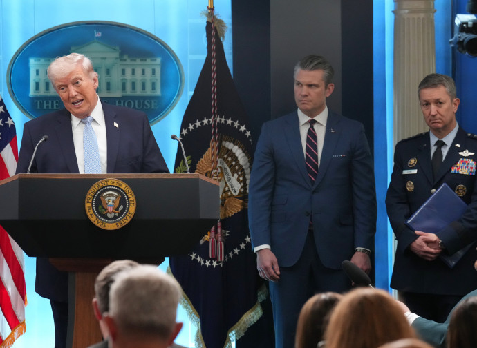 Donald Trump, Pete Hegseth e il generale Dan Caine (AP)