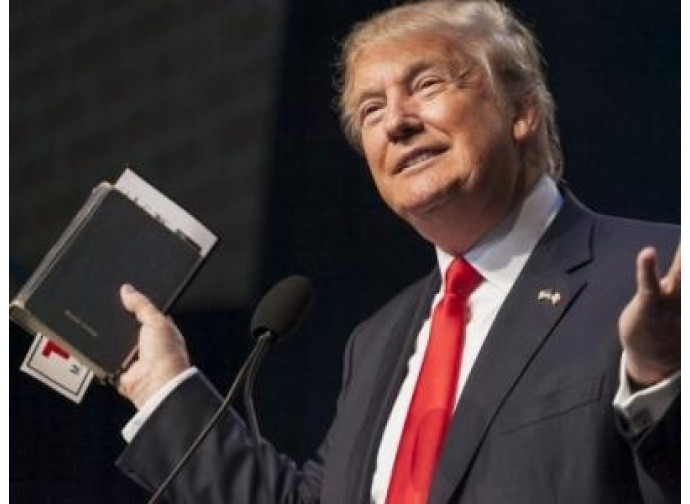 Trump con la sua Bibbia