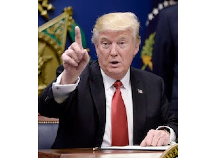Trump firma il decreto sull'immigrazione