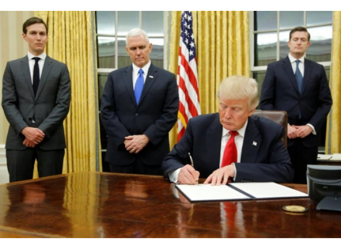 Trump firma il primo atto contro l'Obamacare