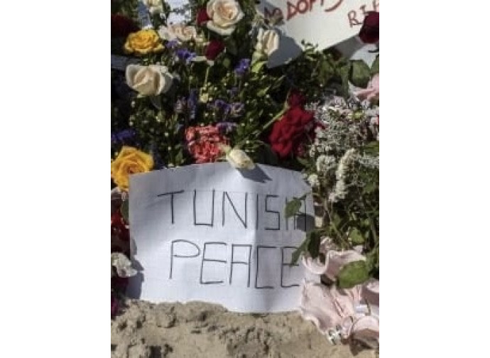 Fiori sulla spiaggia di el-Kantaoui dopo il massacro del terrorista islamico