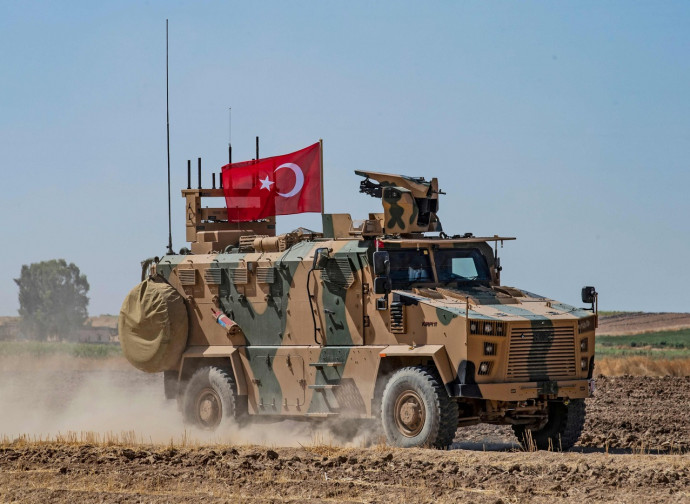 Blindati turchi al confine con la Siria